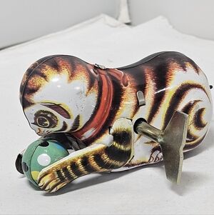 Vintage Tin Litho Wind-Up Mechanical Metal Cat Toy with Key Retro Collectors